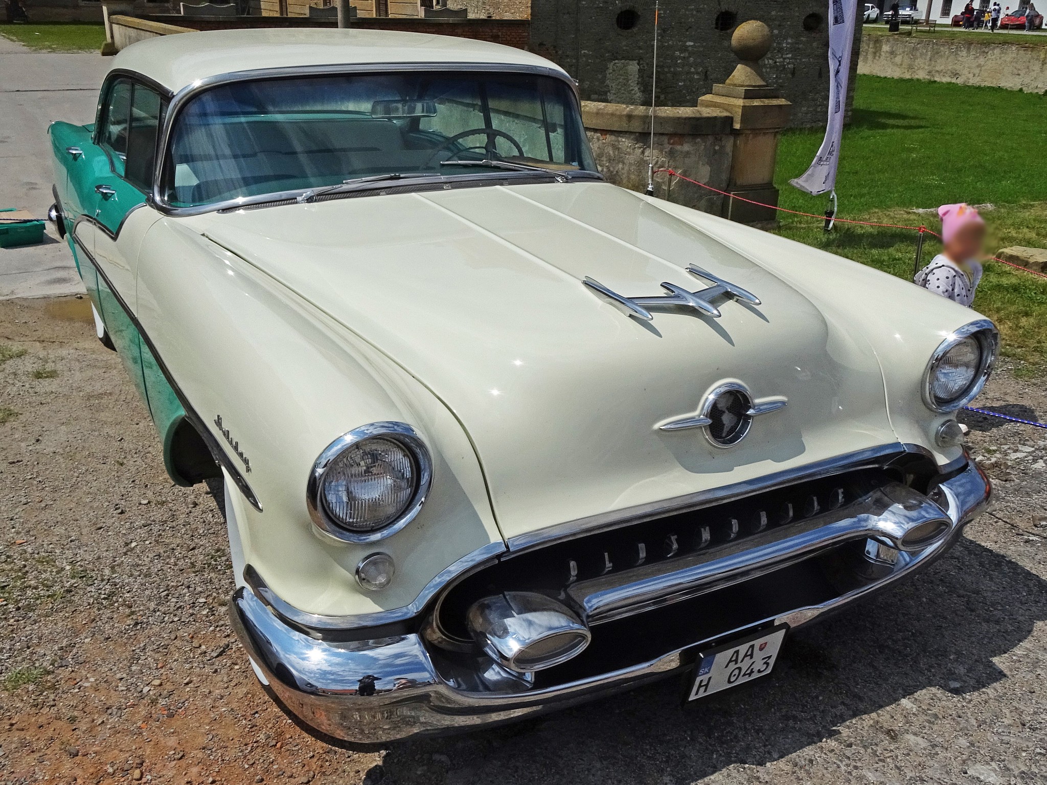 AA H 043, Oldsmobile 88 2nd gen 1955 4-door Sedan (3669; B-body), 1st facelift, 1954–1955