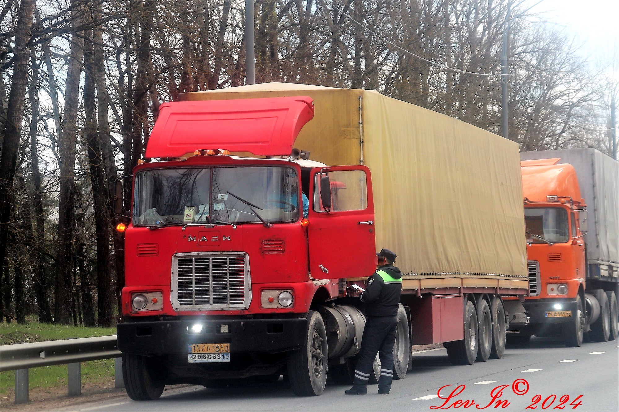29B663 10, Mack F Series 