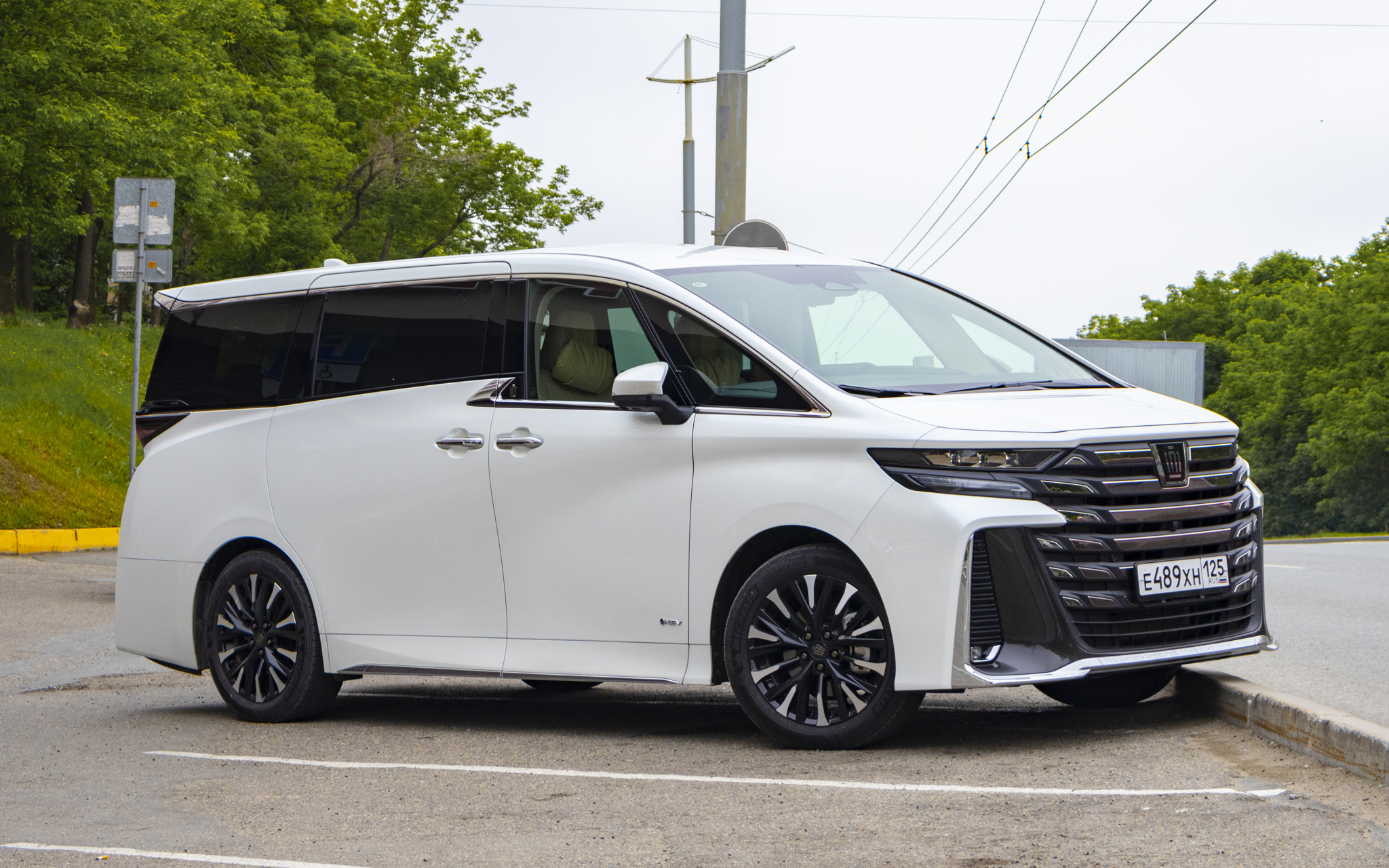 е 489 хн 125, Toyota Crown Vellfire 2nd gen (H40), 2023–