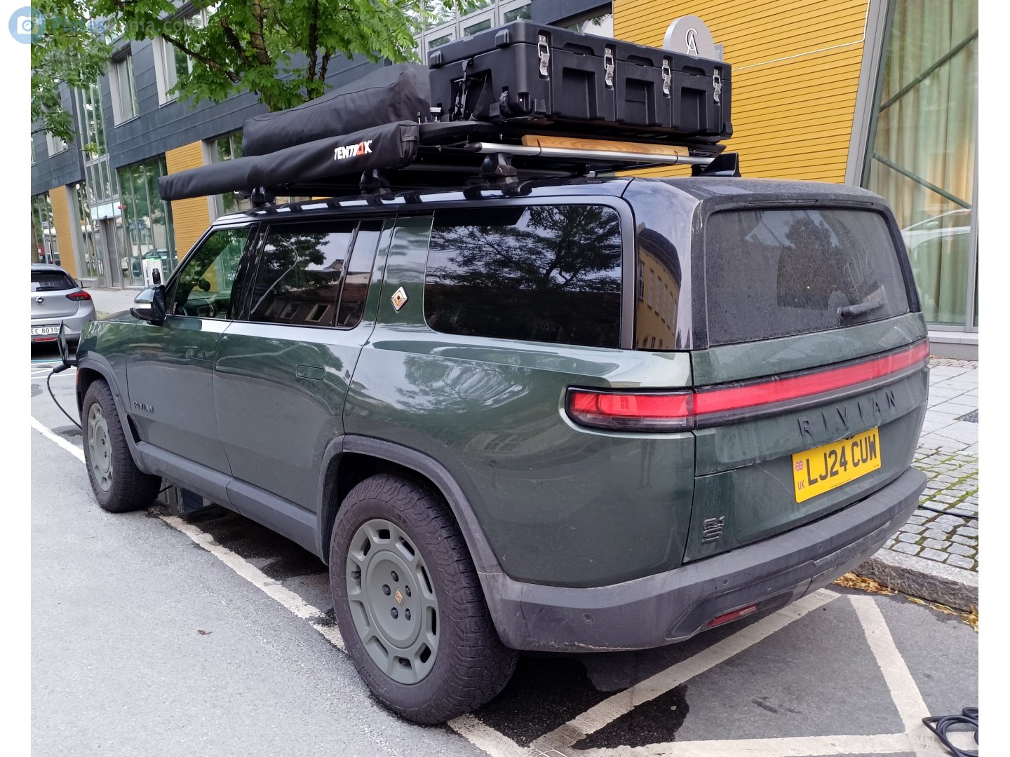 LJ24CUW, Rivian R1S 1st gen, 2022–