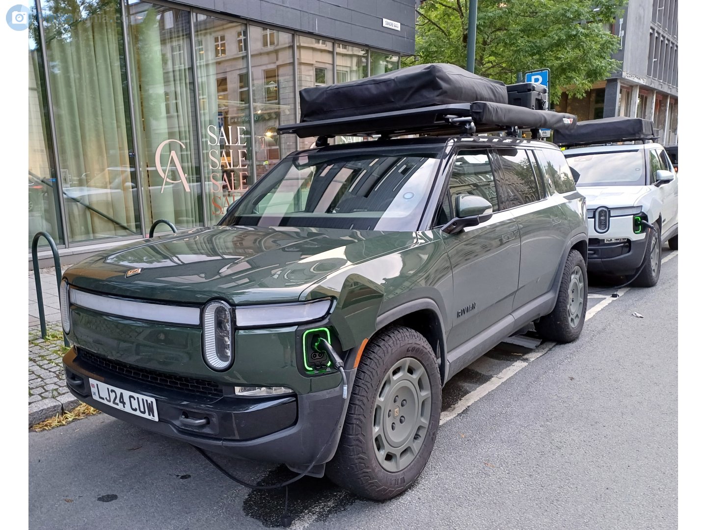 LJ24CUW, Rivian R1S 1st gen, 2022–
