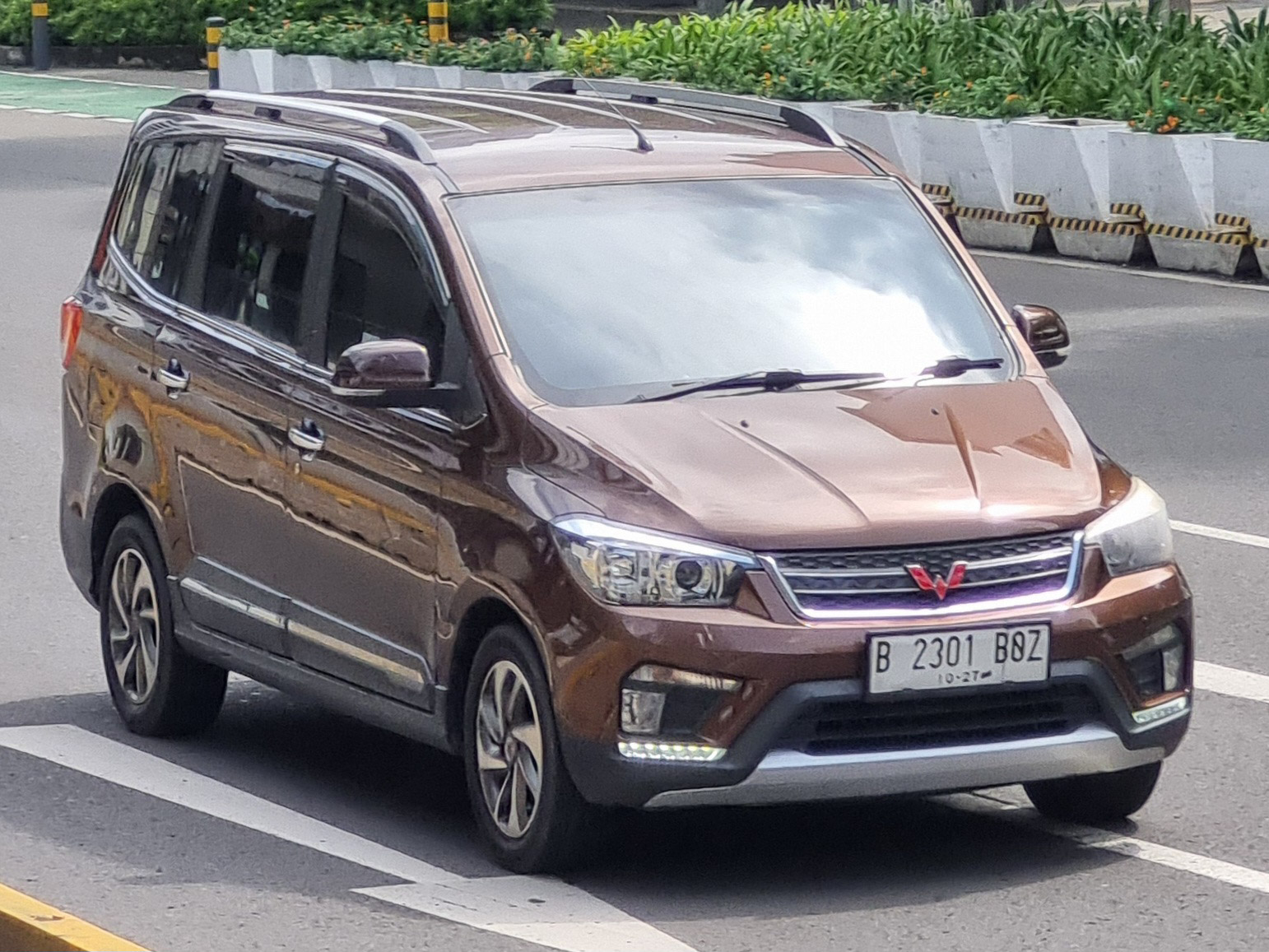 B 2301 BOZ, Wuling Confero 