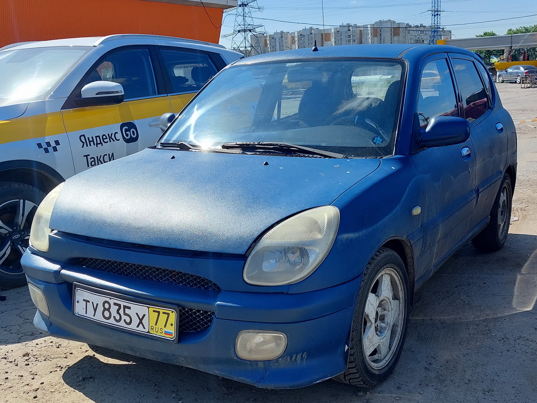 ту 835 х 77, Daihatsu Storia 1st gen (M100), 1998–2001