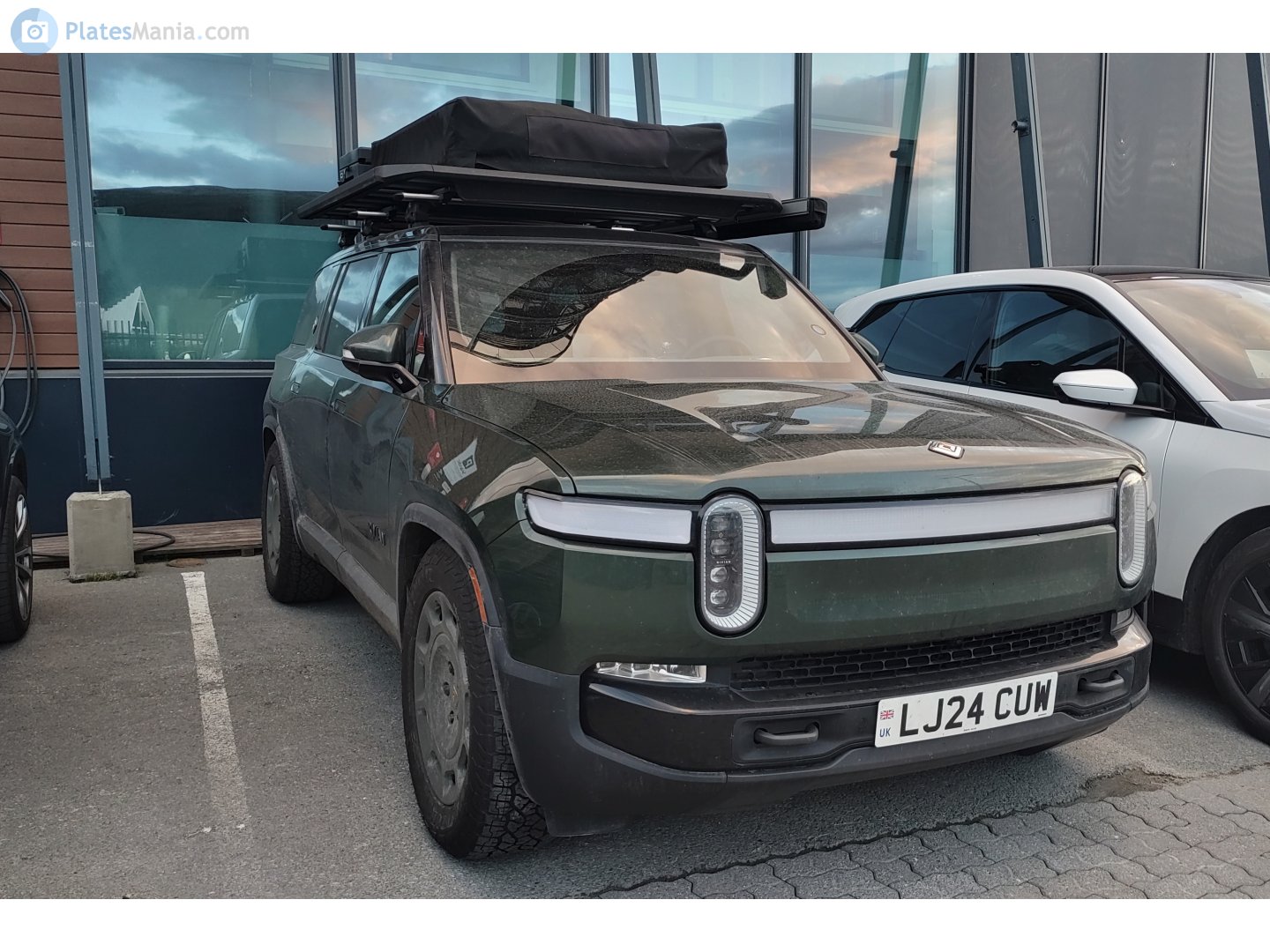 LJ24CUW, Rivian R1S 1st gen, 2022–