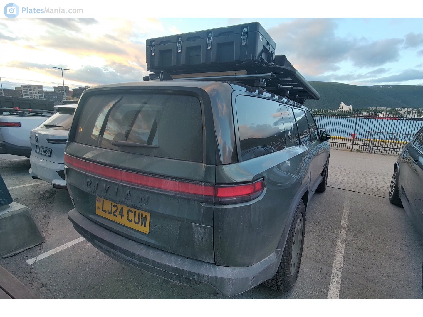 LJ24CUW, Rivian R1S 1st gen, 2022–