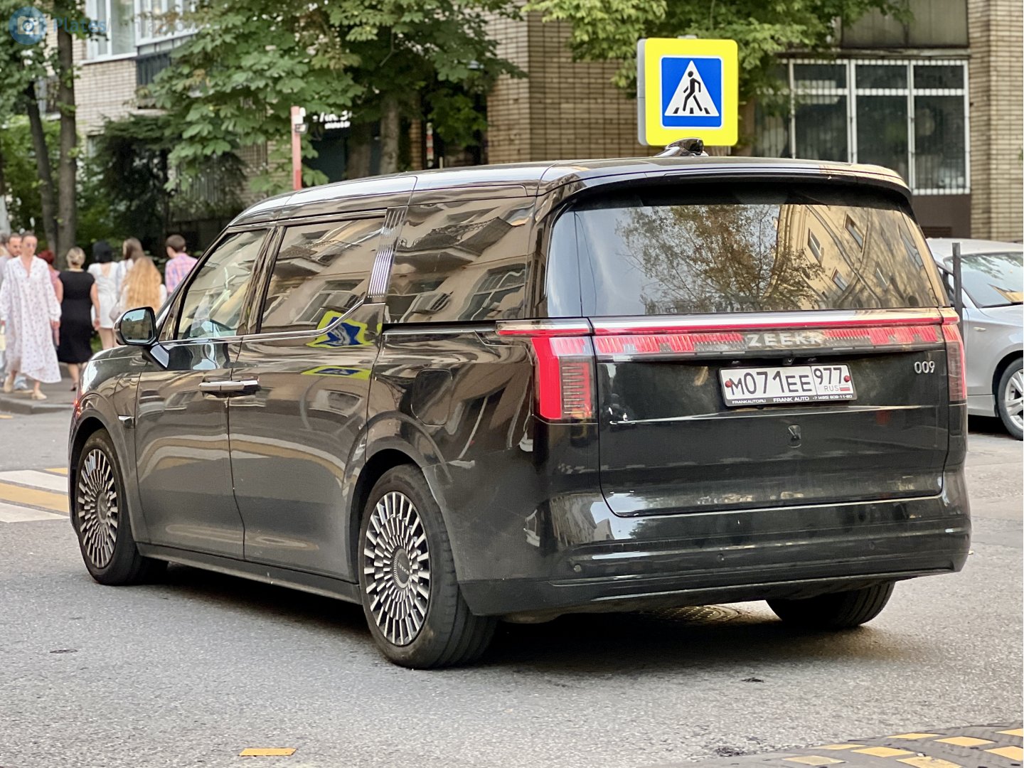 м 071 ее 977, Zeekr 009 1st gen, 2023–