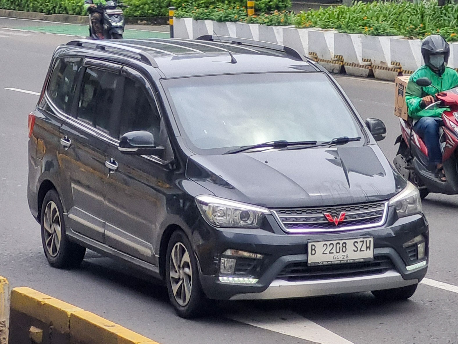 B 2208 SZW, Wuling Confero 
