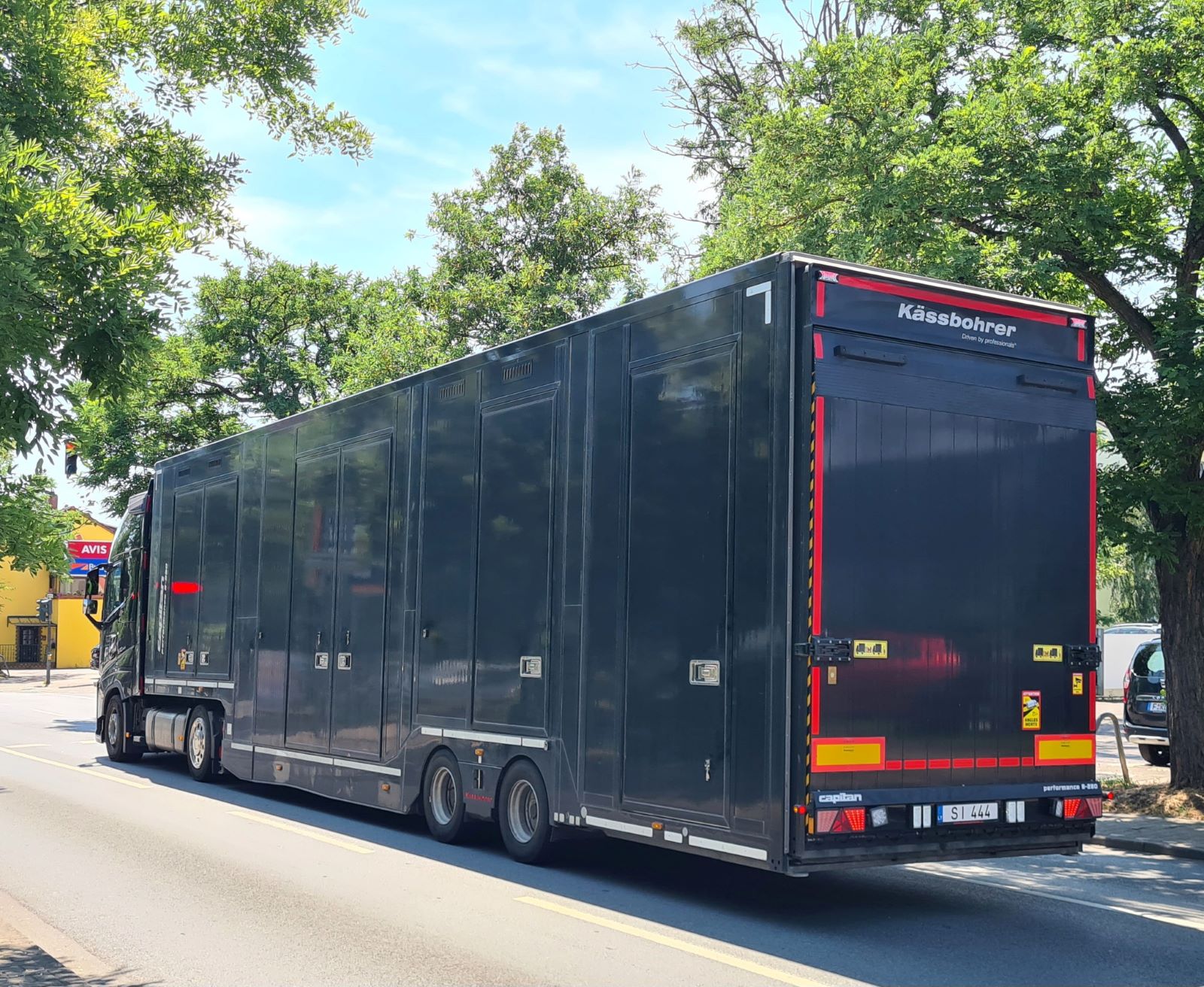 SI 444, Kässbohrer Capitan 