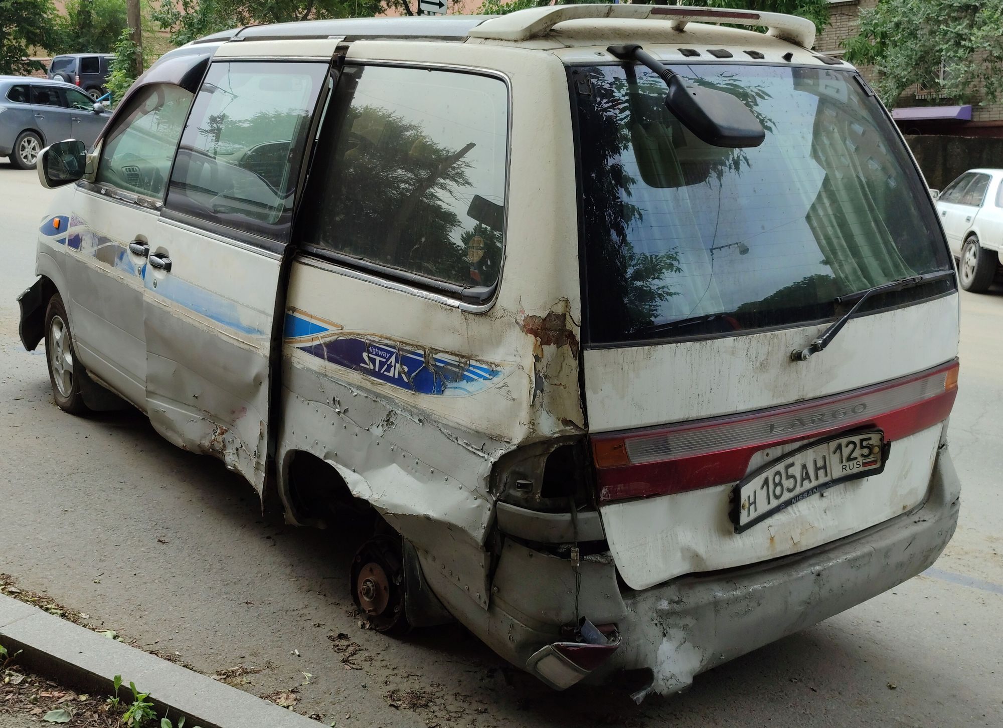 н 185 ан 125, Nissan Largo 1st gen (W30), 1993–1999