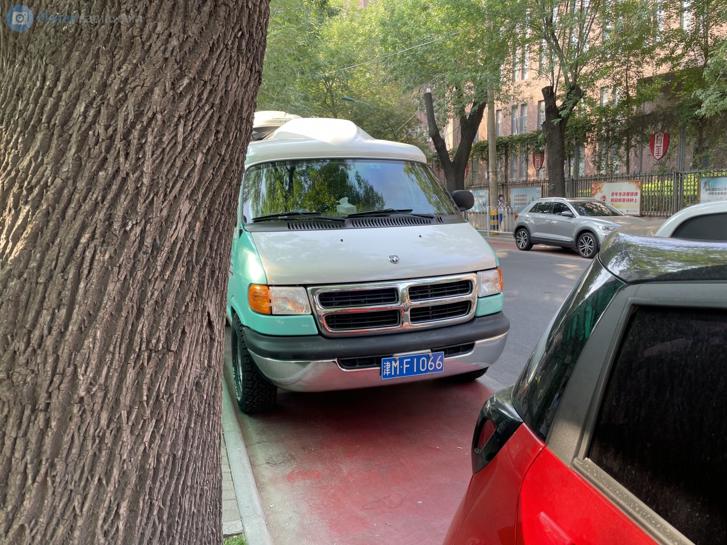 津M·F1066, Dodge 1000 Van 