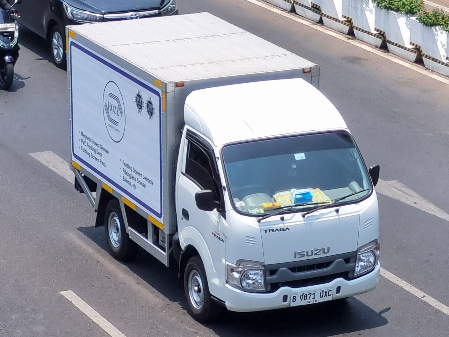 B 9871 UXC, Isuzu Traga 
