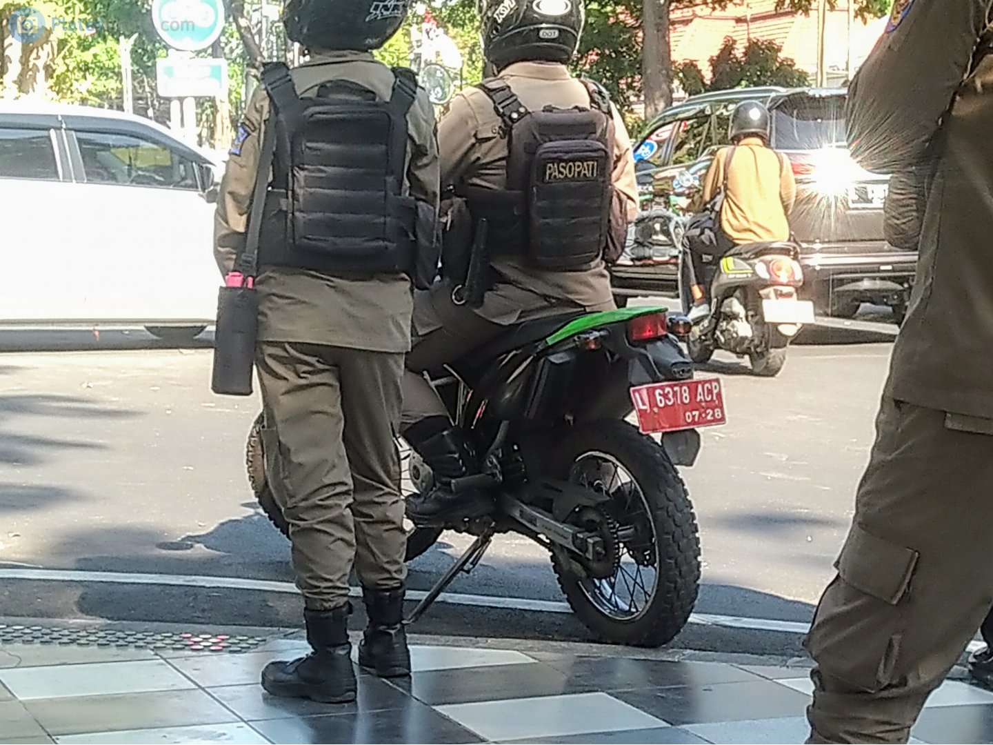 L 6378 ACP, Kawasaki KLX 