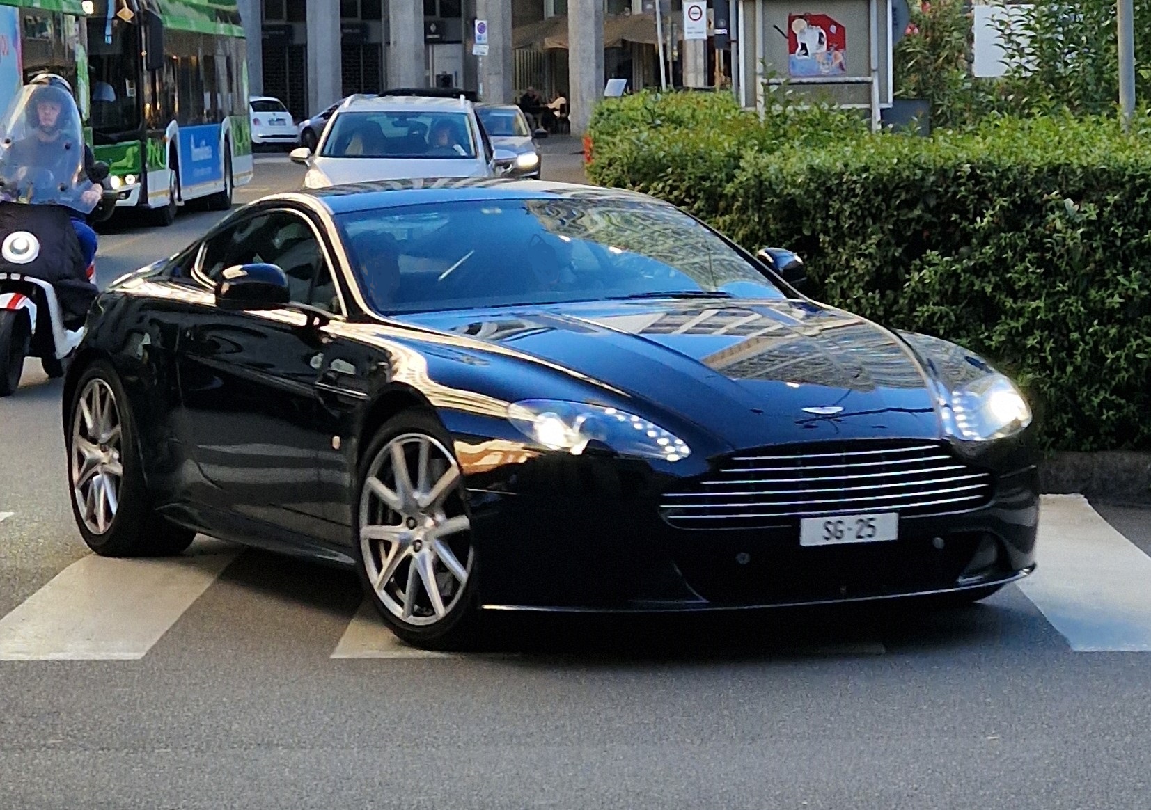 SG 25, Aston Martin V8 Vantage 