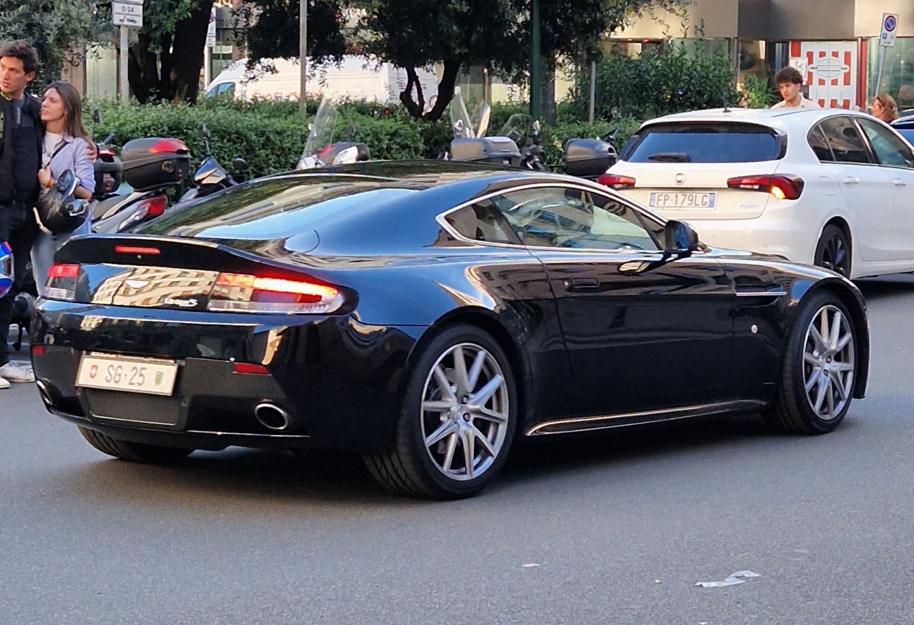 SG 25, Aston Martin V8 Vantage 