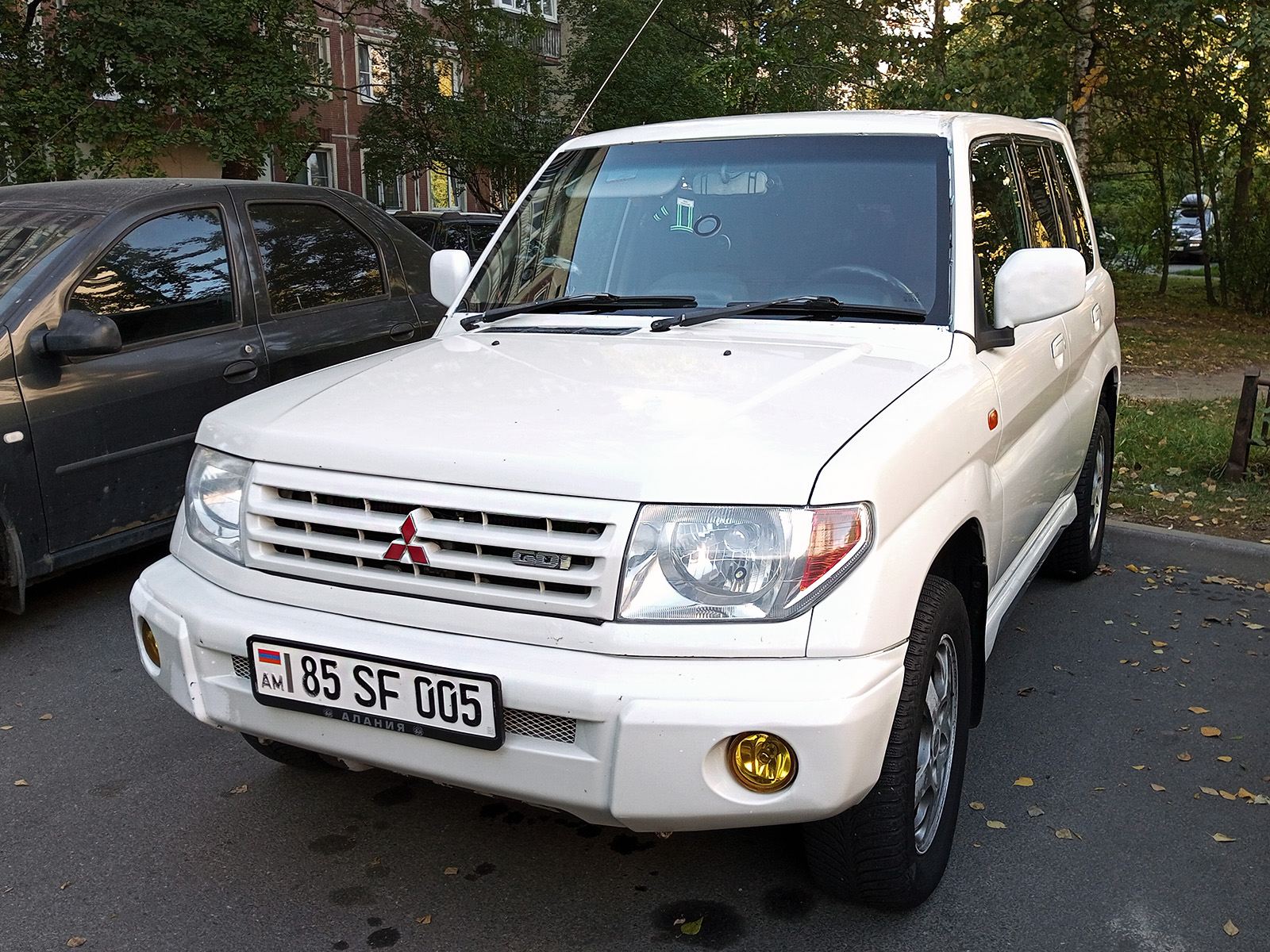 85 SF 005, Mitsubishi Pajero iO 1st gen 5-door SUV (H70W), 1998–2007