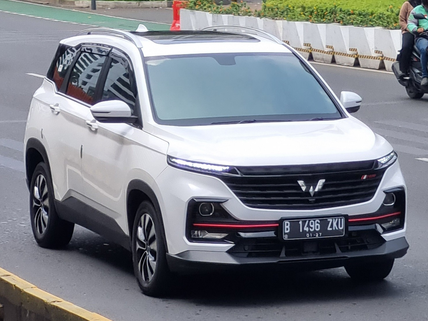 B 1496 ZKU, Wuling Almaz 
