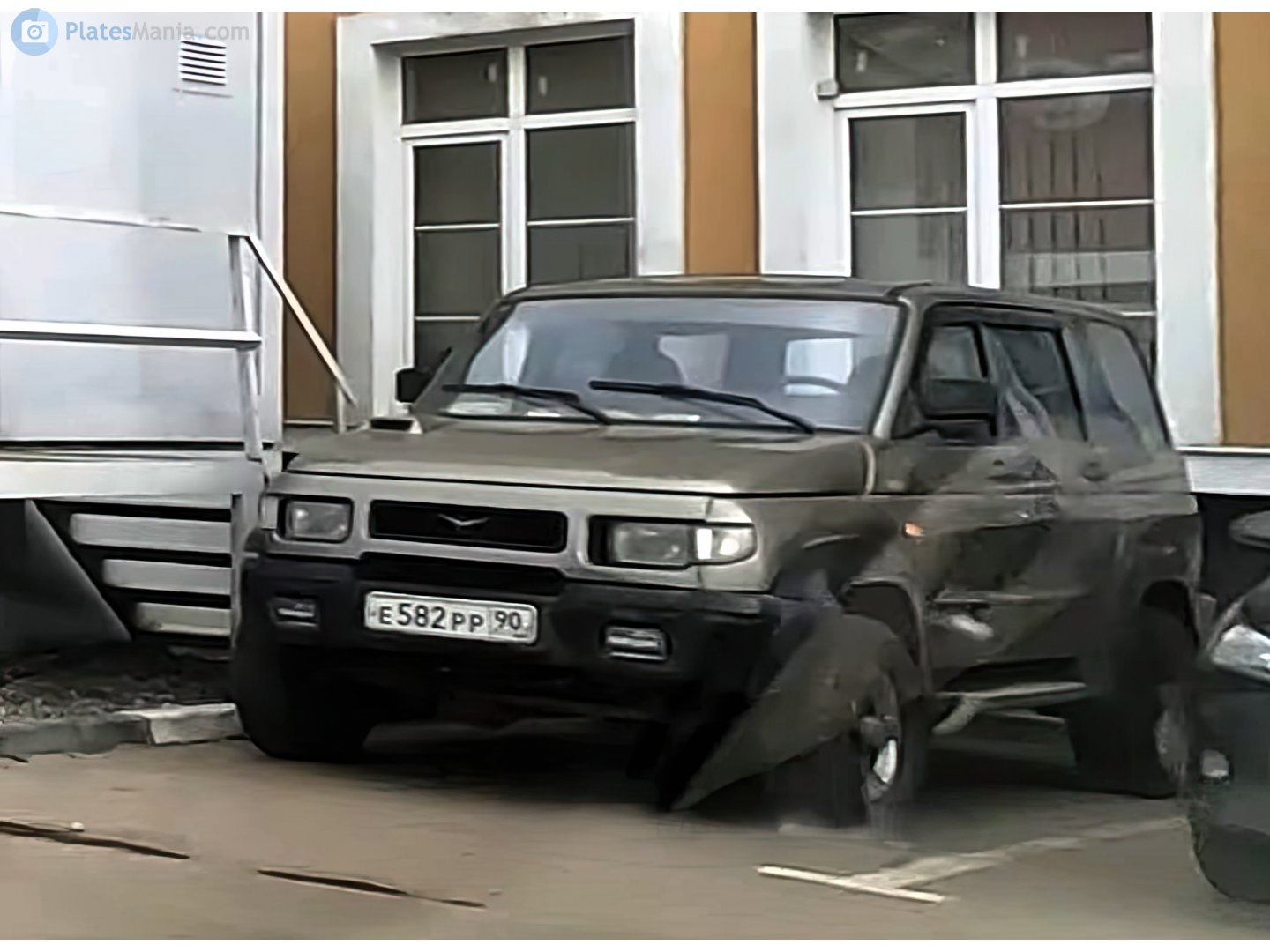 е 582 рр 90, UAZ 3162 Симбир 