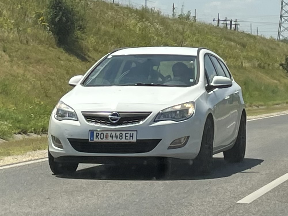 RO 448 EH, Opel Astra 4th gen Sports Tourer (J; P10), 2010–2015
