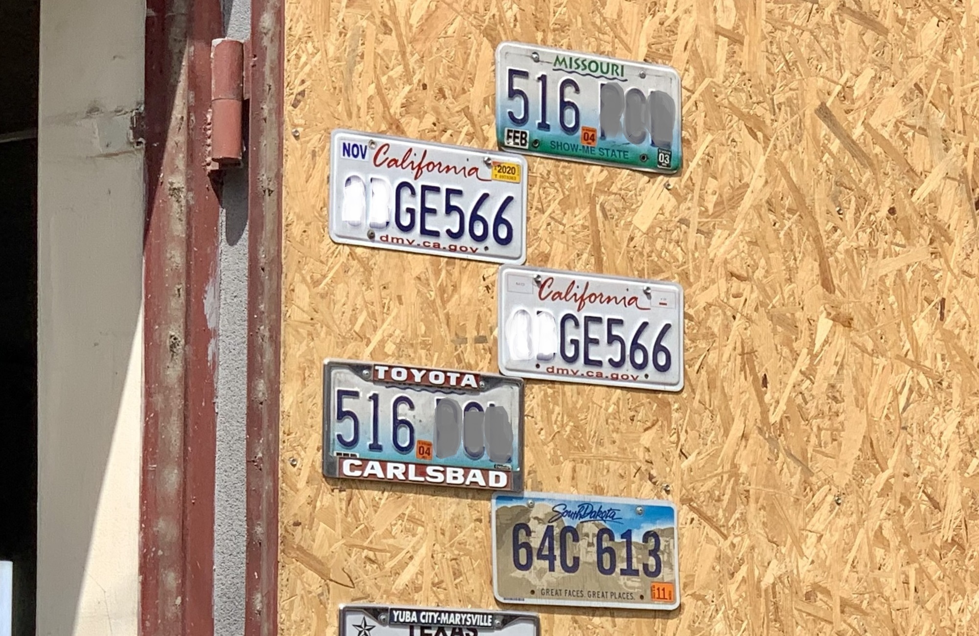 64C 613, License plate without vehicle 