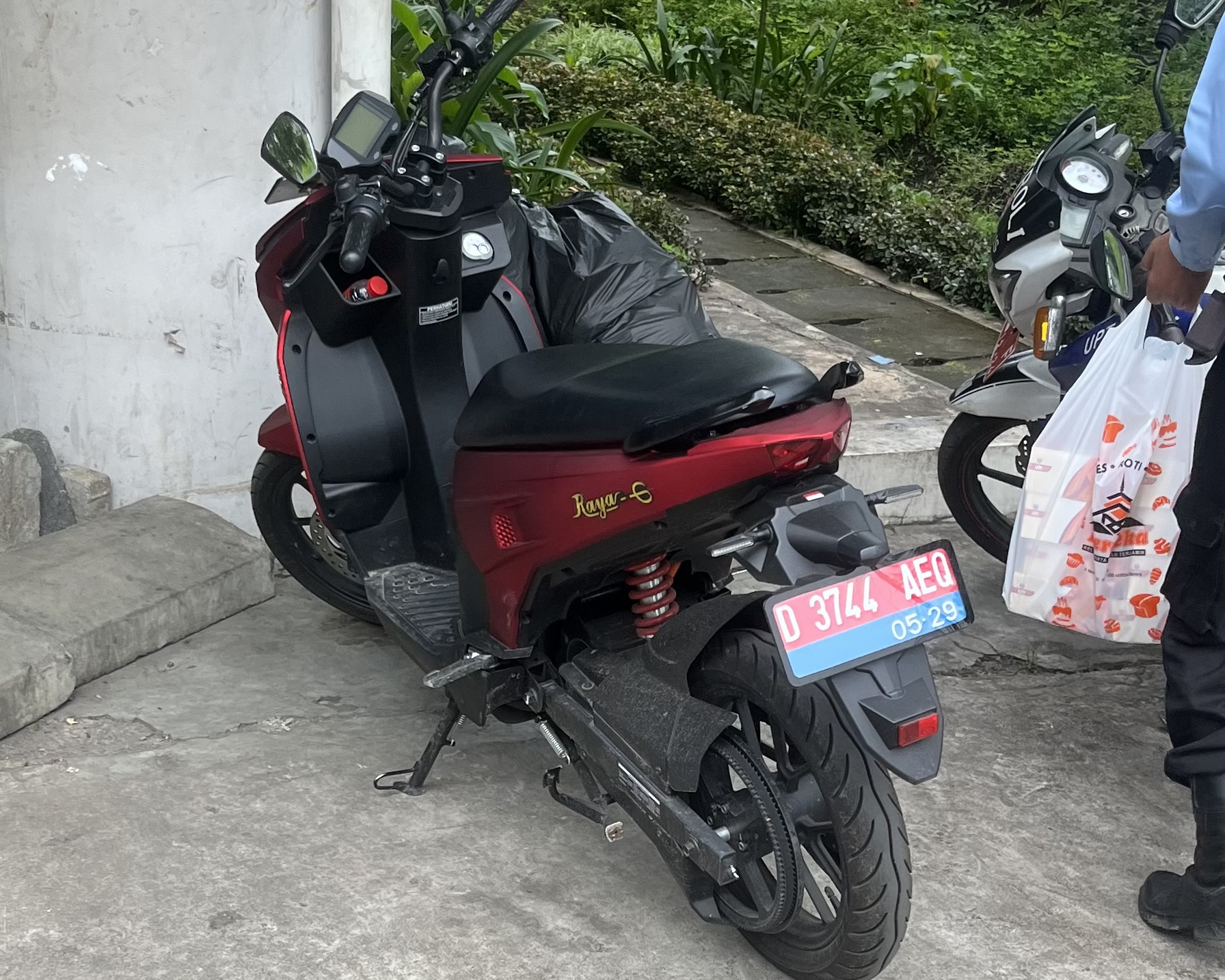 D 3744 AEQ, Government and public administrations 