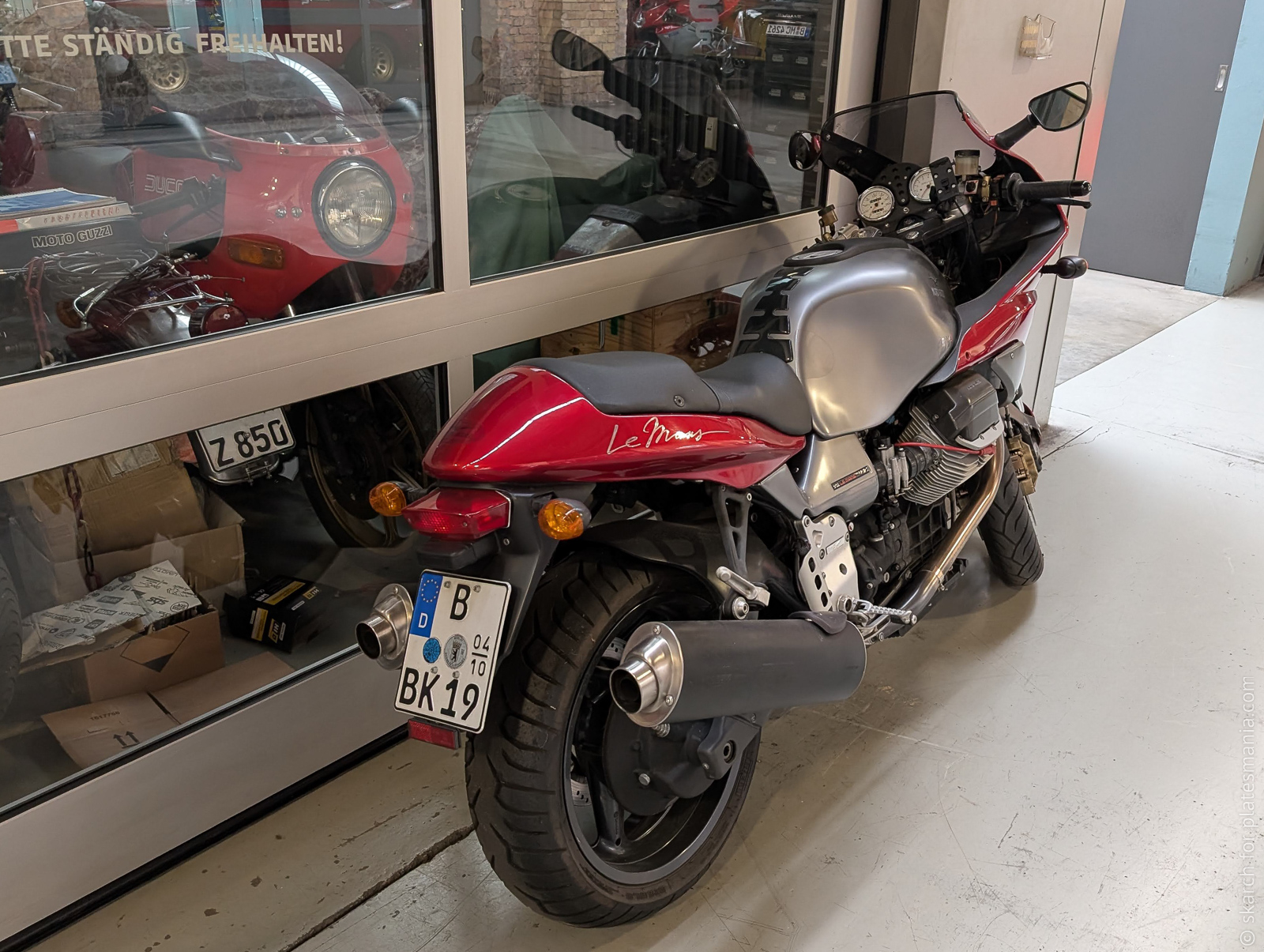 B BK 19 (04/10), Moto Guzzi V11 