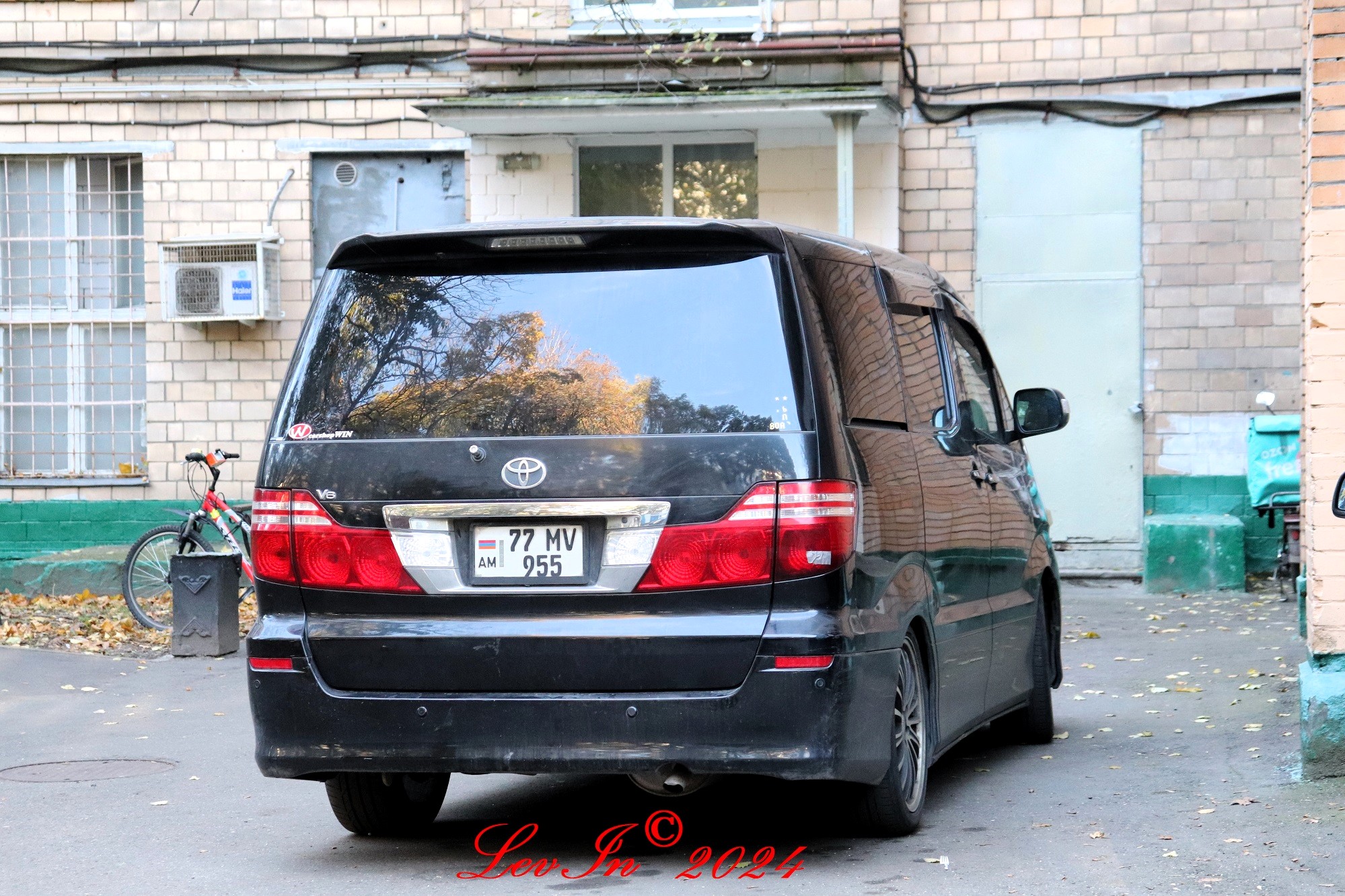 77 MV 955, Toyota Alphard 1st gen (G/V) (AH10), 2002–2008