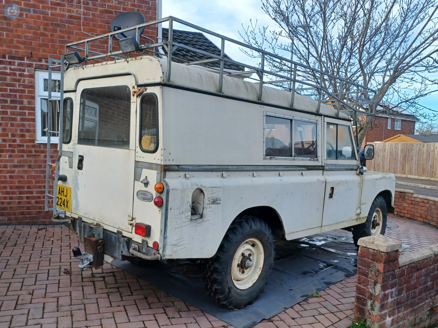 AHJ224X, Land Rover Series III 109'' 3-door Hardtop Van, 1971–1985