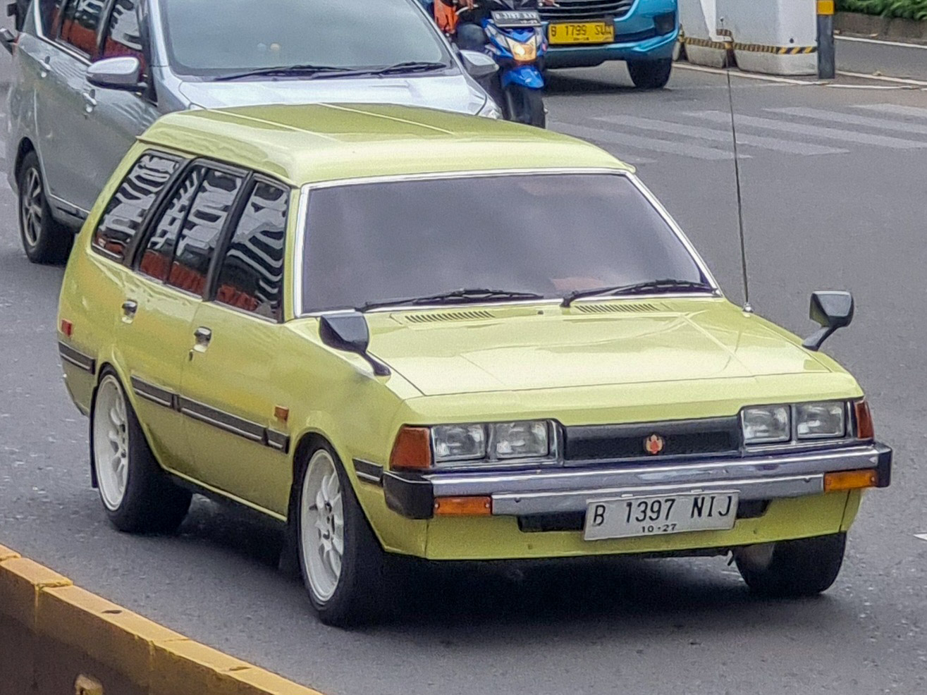 B 1397 NIJ, Mazda Vantrend 1st gen (FA4; ID-market), 1993–1997