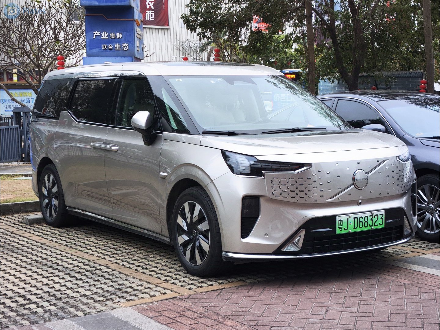 粤J·D68323, Volvo EM90 1st gen, 2023–