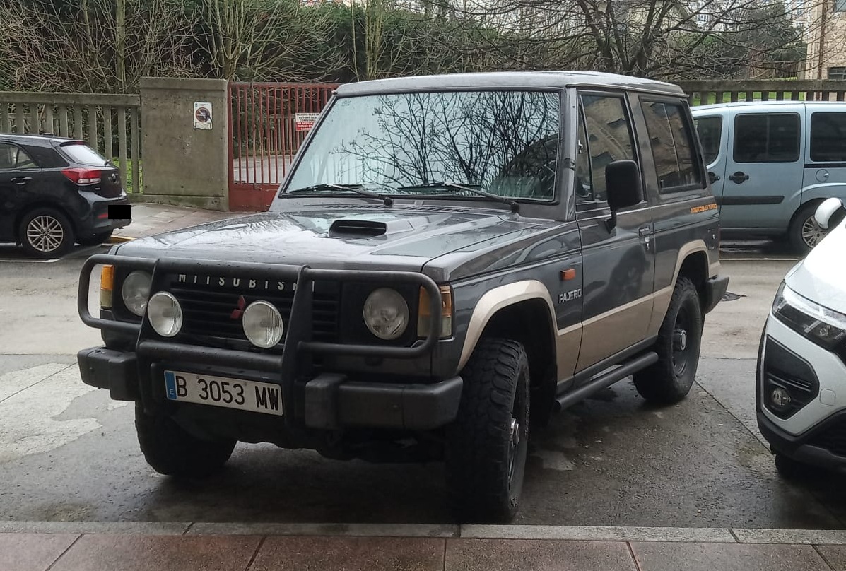 B 3053 MW, Mitsubishi Pajero 1st gen 3-door SUV (L040/L140/N*), 1982–1991