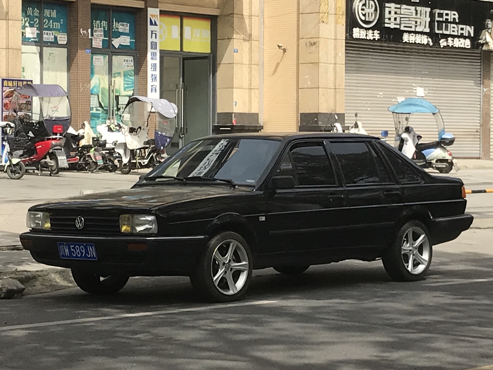 川W·589JN, Volkswagen Santana 1st gen Sedan, 1981–1989 (–2012 for CN-market)