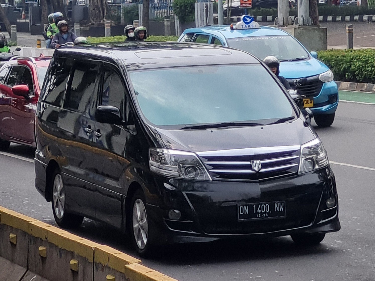 DN 1400 NW, Toyota Alphard 1st gen (G/V) (AH10), 2002–2008