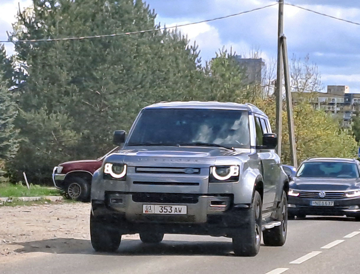 01 353 AW, Land Rover Defender 2nd gen 110