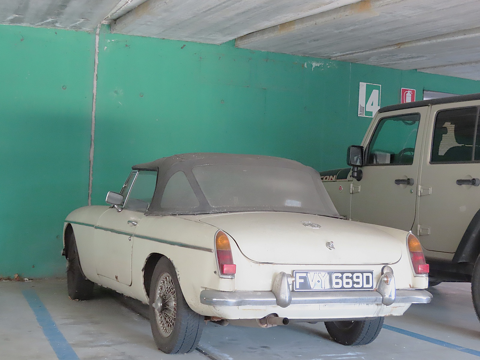 FVY669D, MG B 1st gen Roadster, 1962–1980