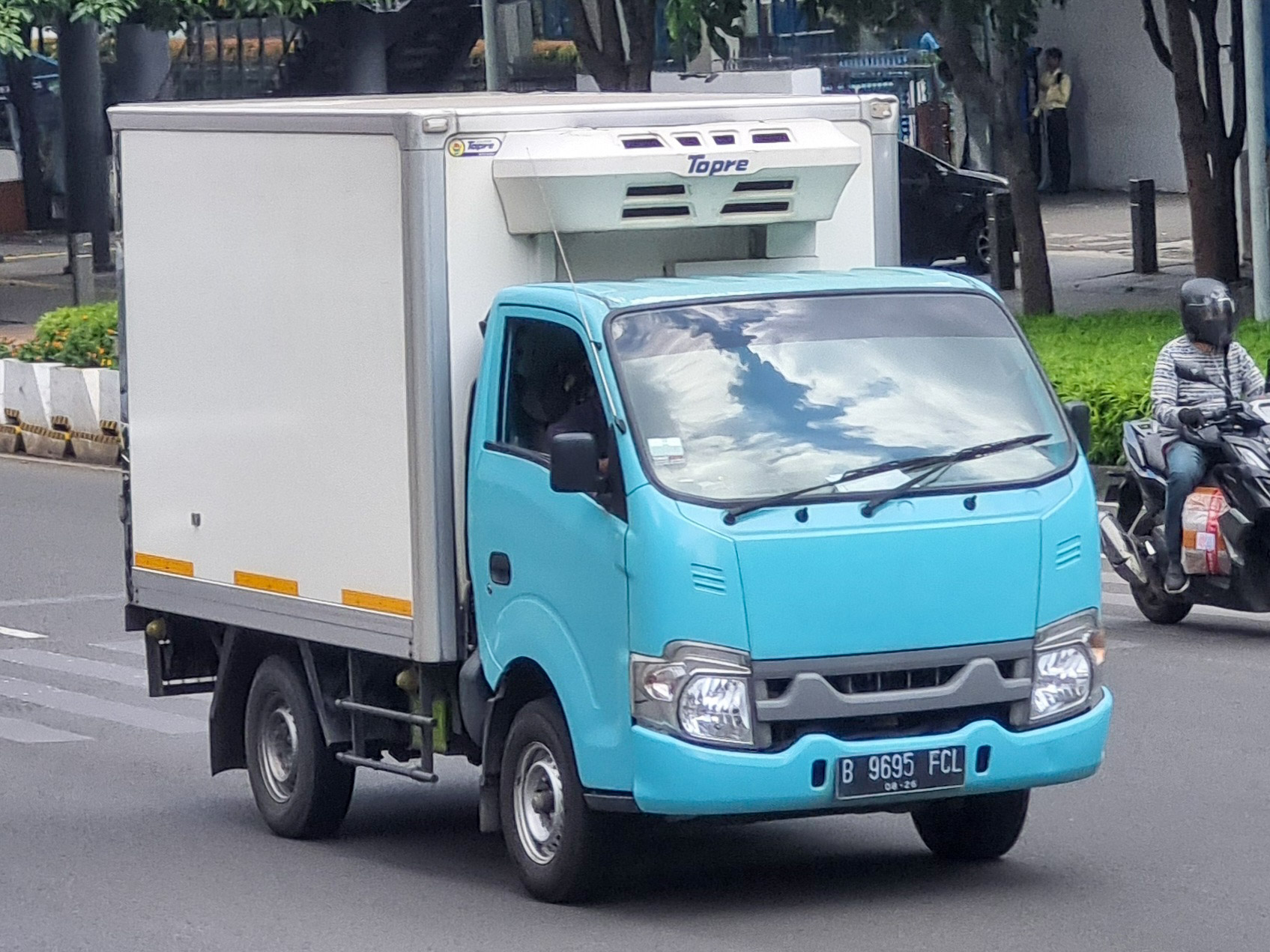 B 9695 FCL, Isuzu Traga 
