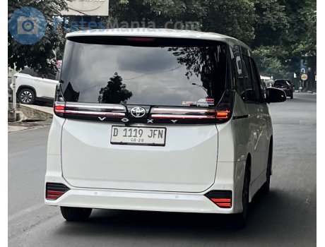 D 1119 JFN, Toyota Voxy
