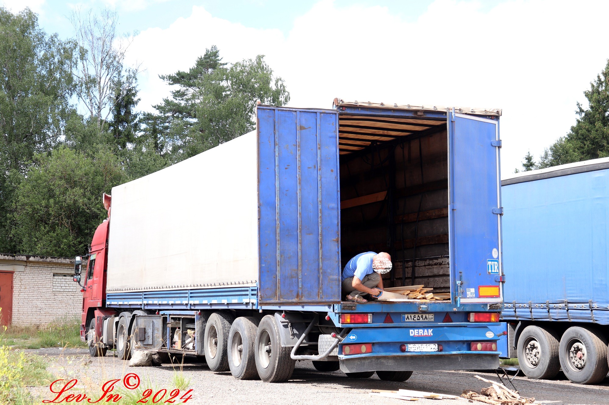 ۸۱ع۵۹۸ ۷۳, Commercial vehicles 