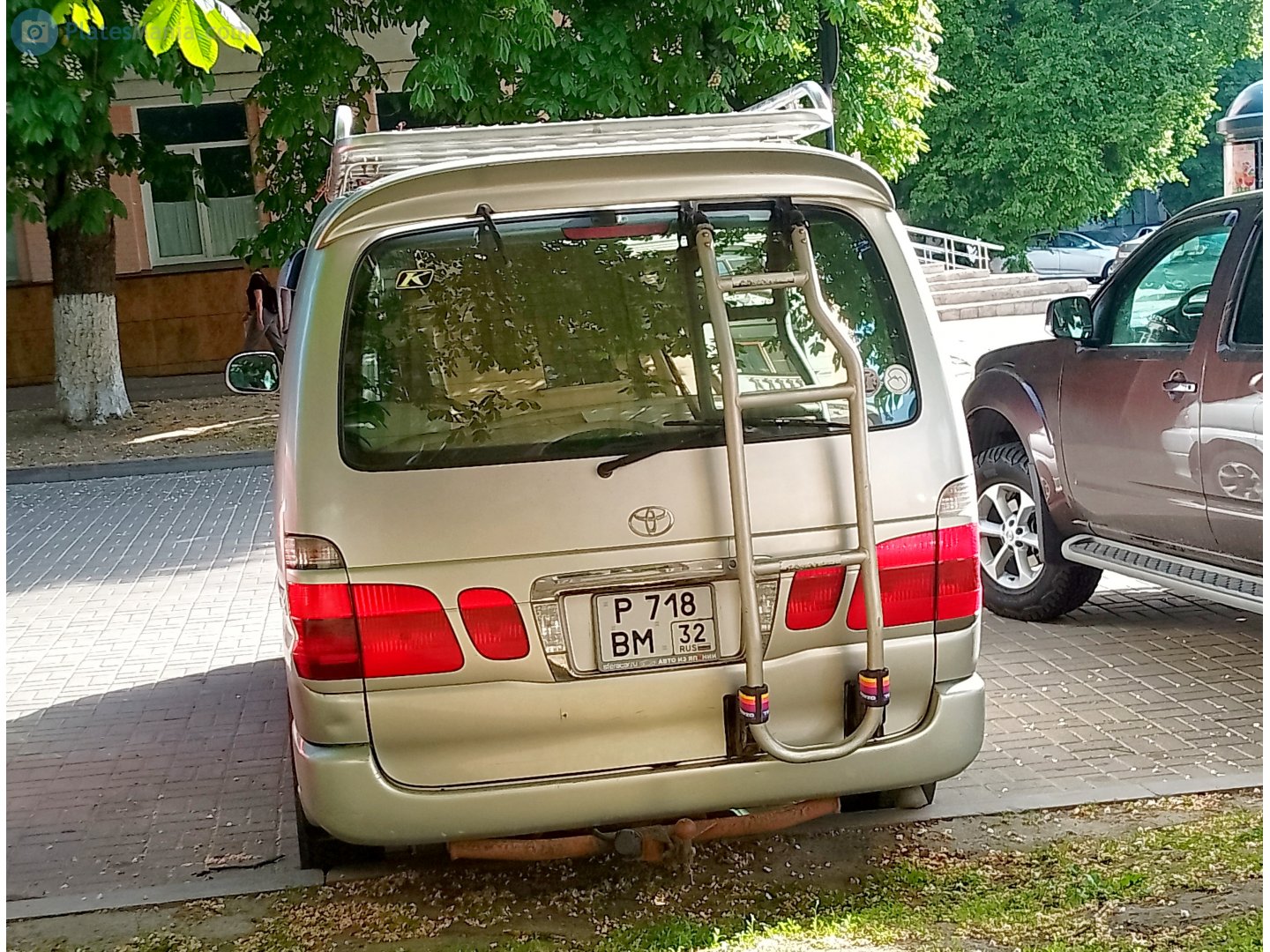 р 718 вм 32, Toyota Granvia 