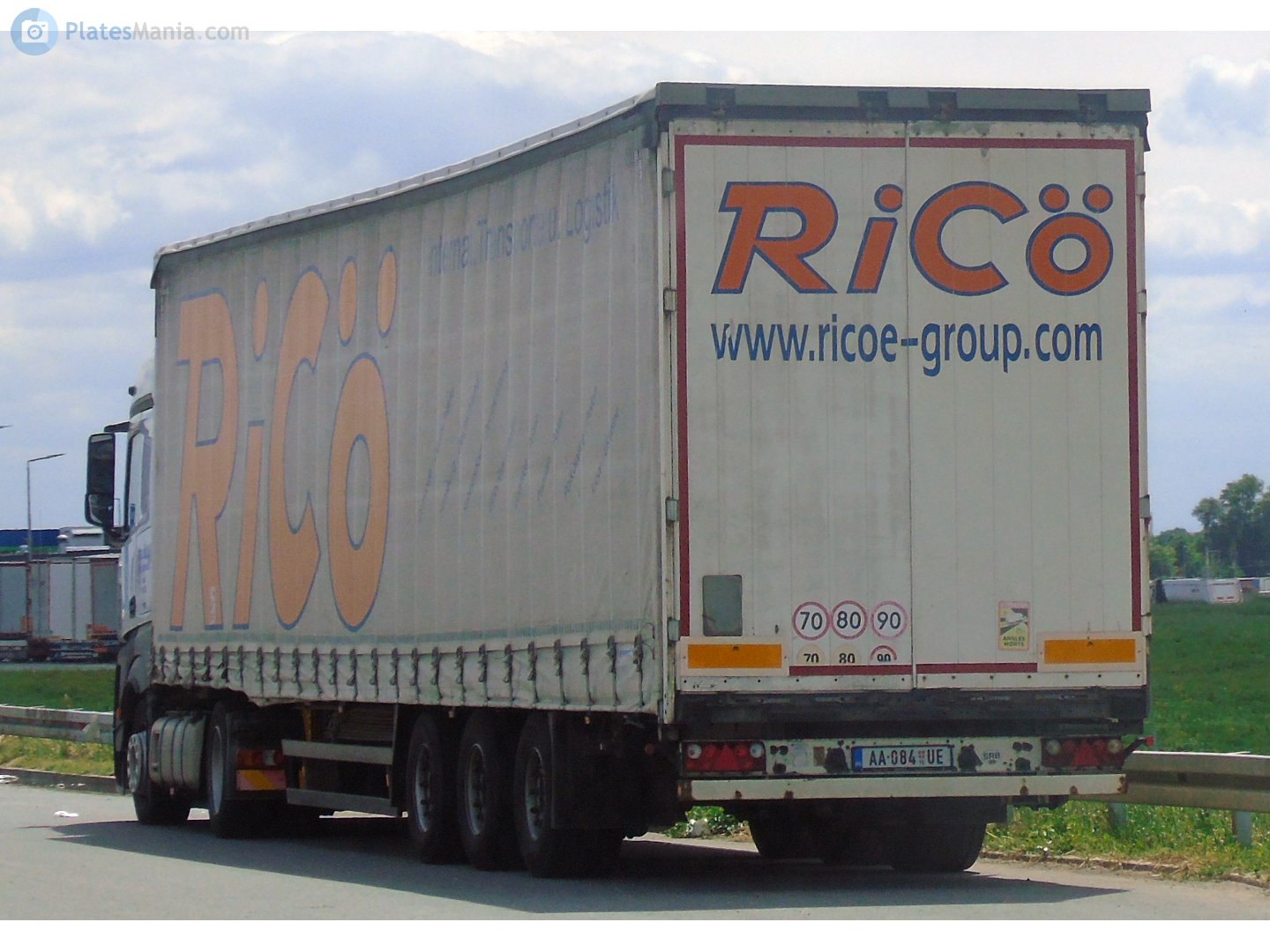 AA-084 UE, Schmitz SCS 