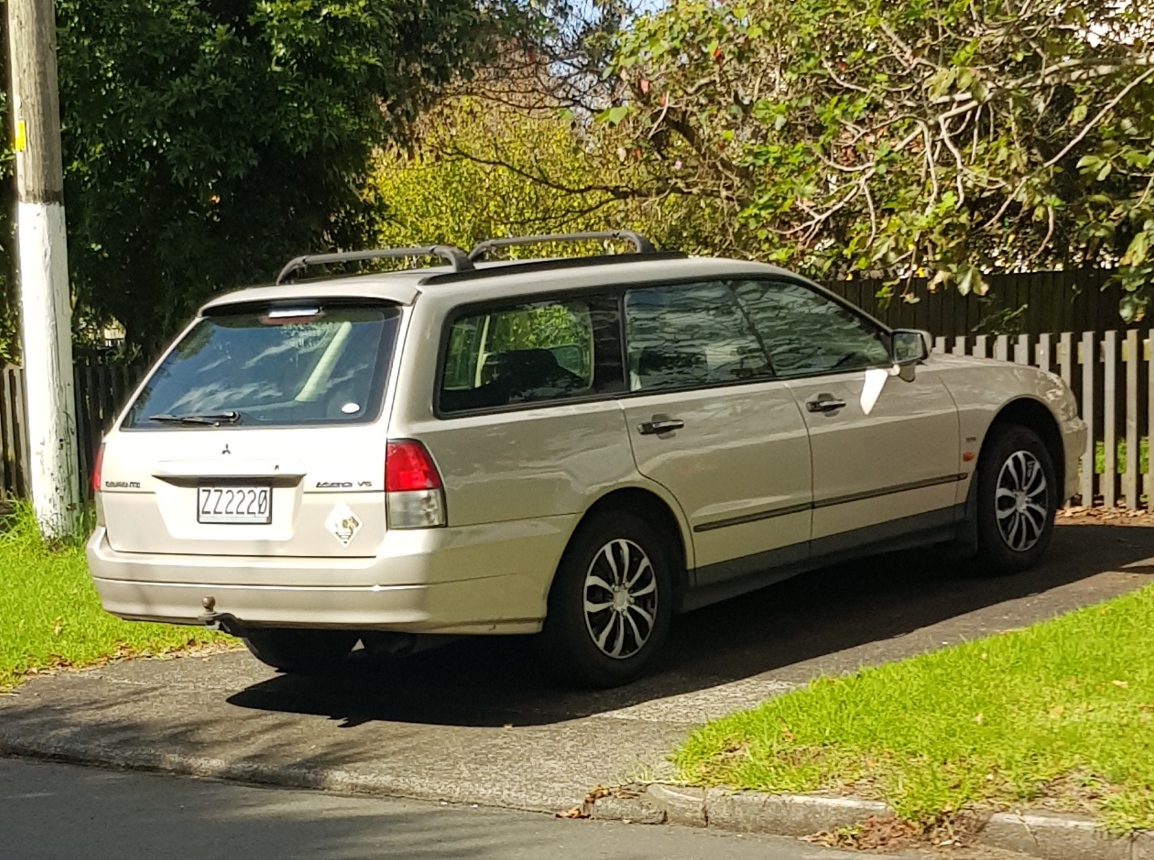 ZZ2220, Mitsubishi Diamante 2nd gen Wagon (F3), 1997–2001