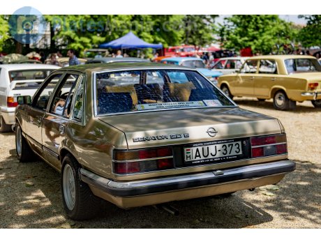 AUJ-373, Opel Senator