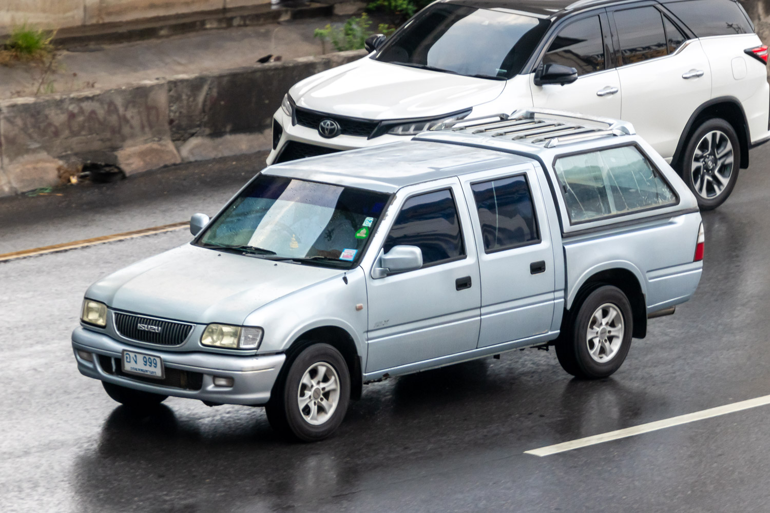 อง 999, Isuzu Dragon Power 1st gen (TF; TH-market), 2000–2002