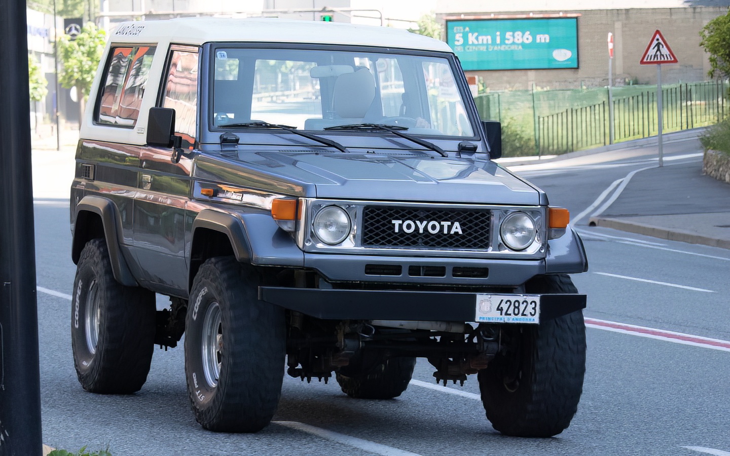 42823, Toyota Land Cruiser 70 3-door SUV (J70–J74), 1984–2007