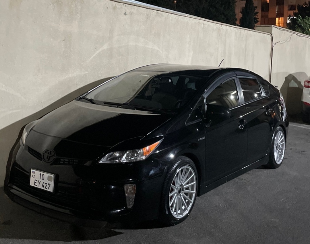 10 EY 427, Toyota Prius 3rd gen Liftback (ZVW30), 2009–2015