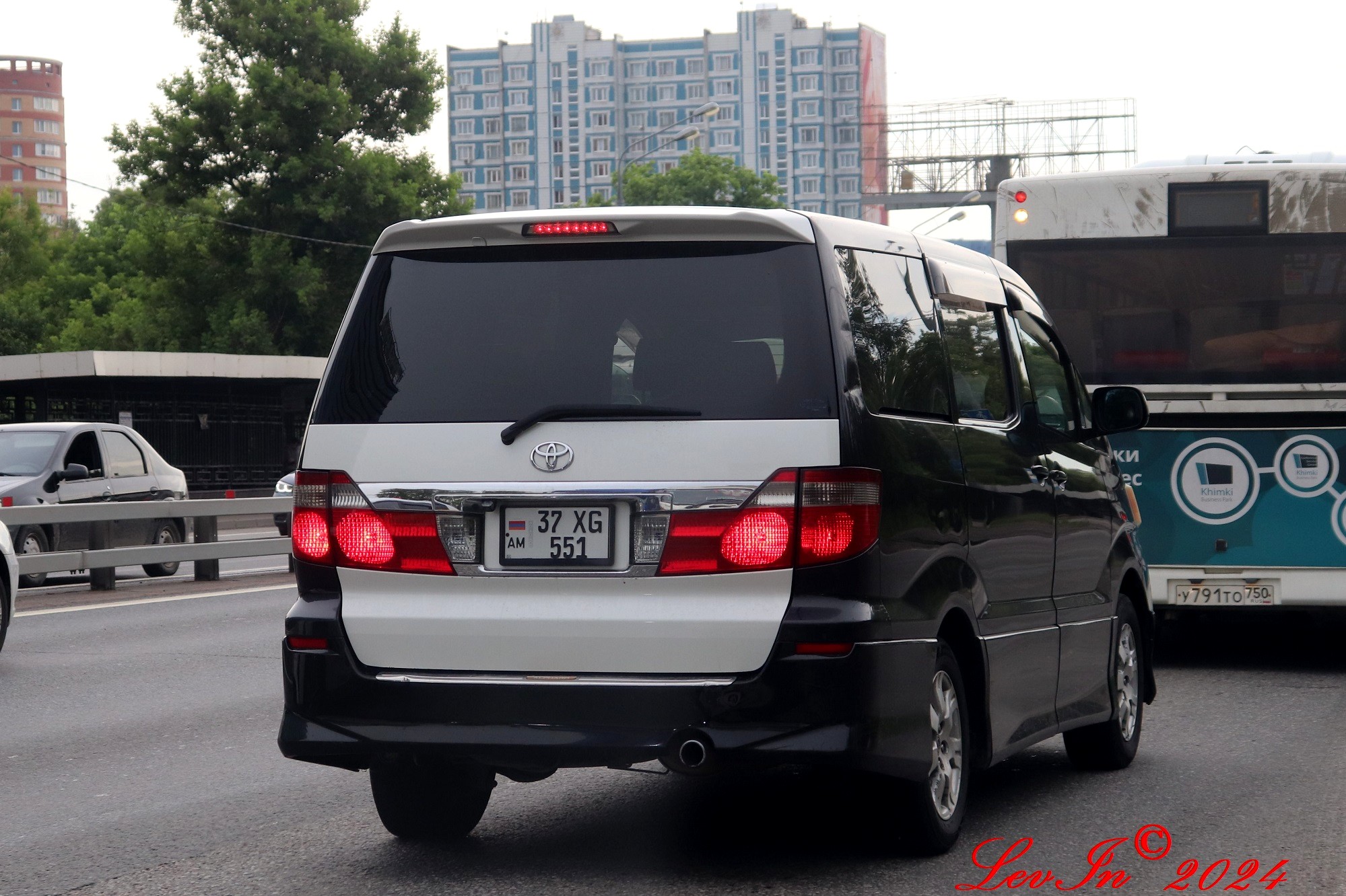 37 XG 551, Toyota Alphard 1st gen (G/V) (AH10), 2002–2008