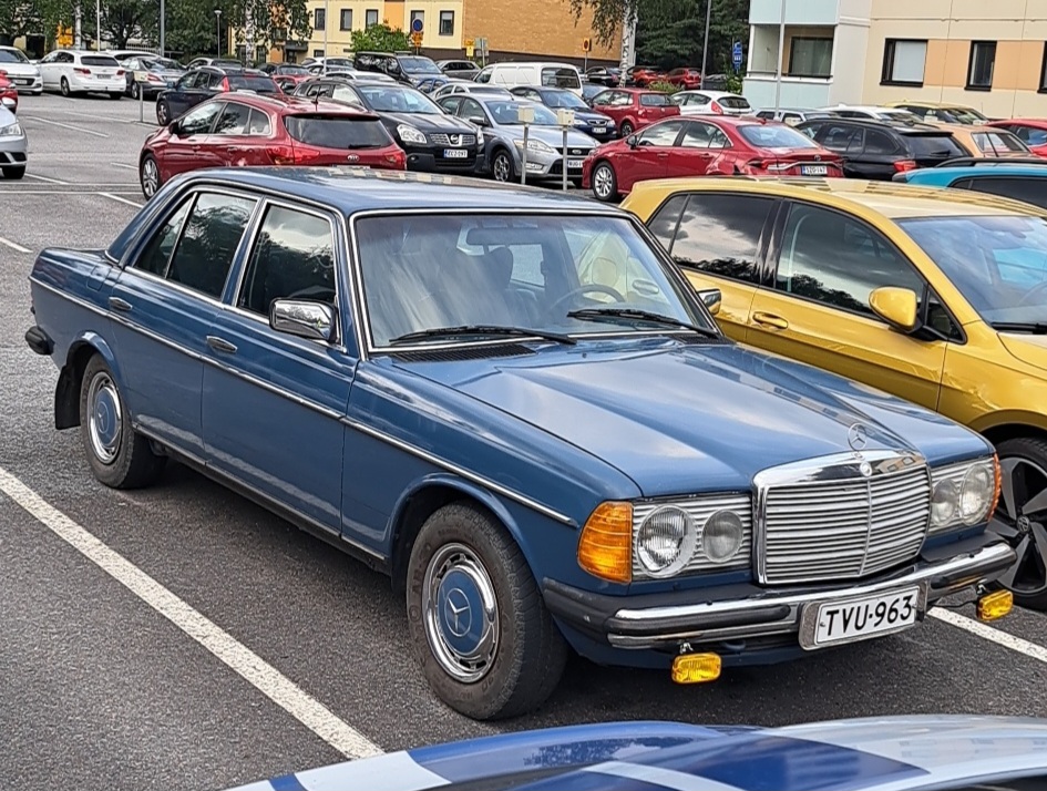 TVU-963, Mercedes-Benz E-Klasse 200–300 Sedan (W123), 1975­–1986