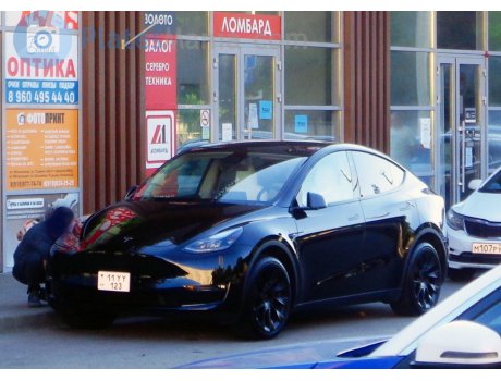 11 YY 123, Tesla Model 3