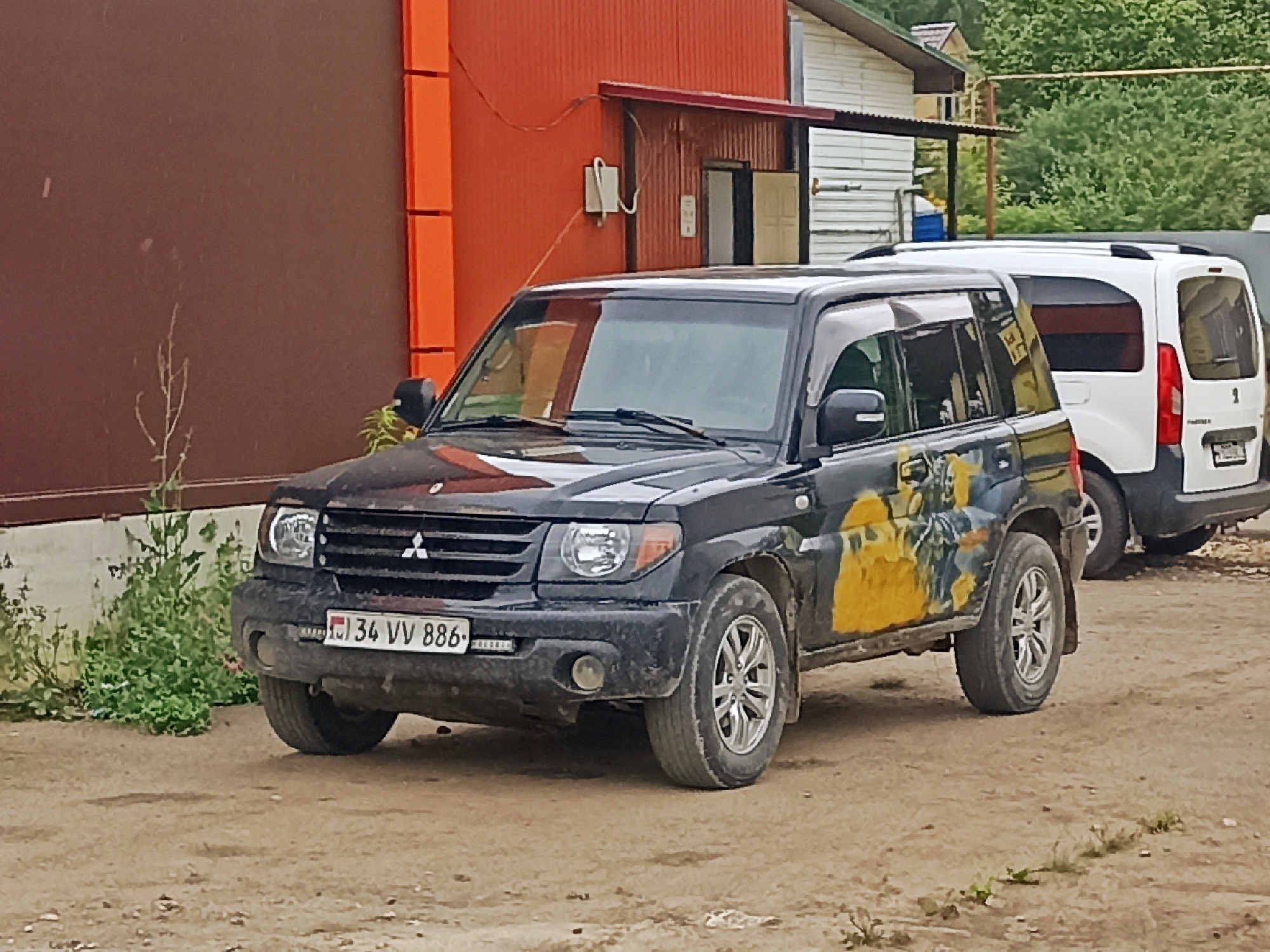34 VV 886, Mitsubishi Pajero iO 1st gen 5-door SUV (H70W), 1998–2007