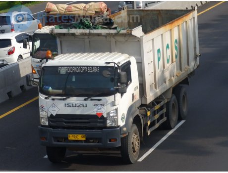 W 9267 UM, Isuzu Giga