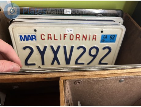 2YXV292, License plate without vehicle